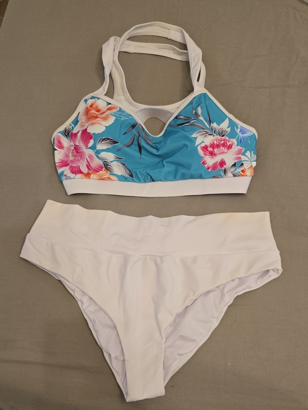 Hapari White Swimsuit Top